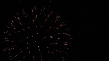 gece gökyüzünde havai fişek