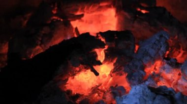 sıcak kömürleri yakmak