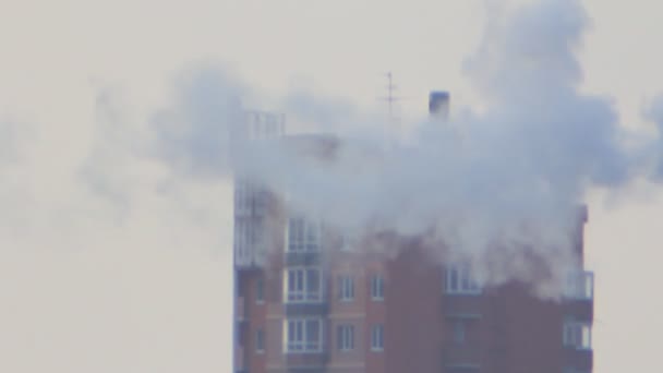 超高層ビルで白い煙 — ストック動画