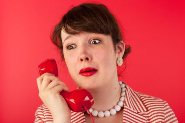 kadın üzgün telefon ile