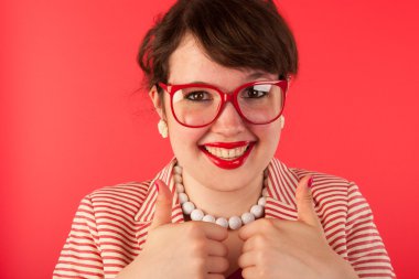 Kırmızı gözlüklü genç kadın