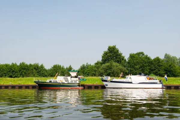 Barcos a motor en el río —  Fotos de Stock