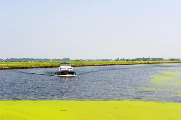 Голландская река с маленькой лодкой — стоковое фото