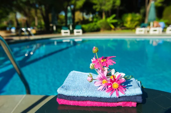 Silke blommor nära pool — Stockfoto