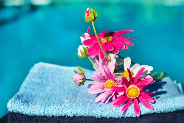 Шелковые цветы возле бассейна — стоковое фото