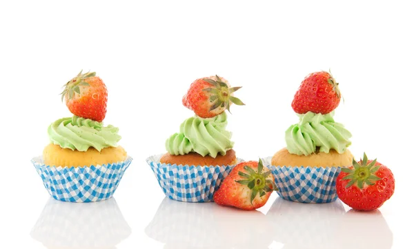 Blaue und grüne Cupcakes mit Erdbeeren — Stockfoto