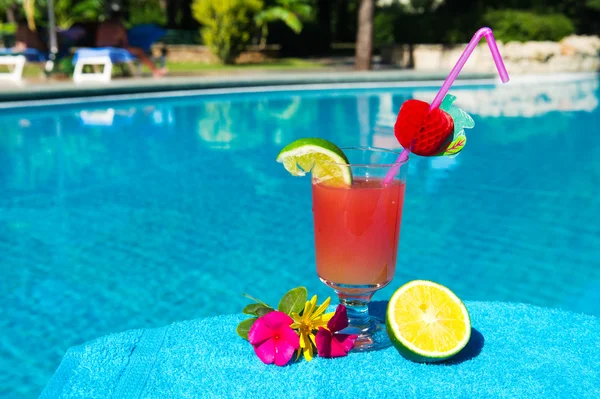 Cocktail drink i simning ppol — Stockfoto