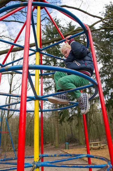 Leka på lekplatsen — Stockfoto