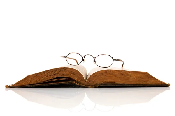안경을 쓴 오래 된 책 — 스톡 사진
