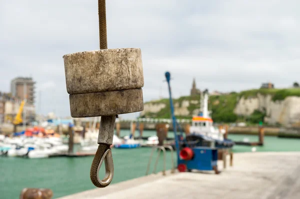 Γερανού στο λιμάνι της dieppe — Φωτογραφία Αρχείου
