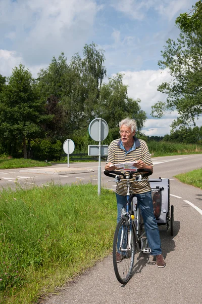 Starší muž kontrola cyklo mapa — Stock fotografie