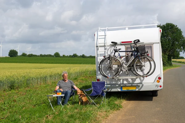 Man with camper in landscape — Stock Photo, Image