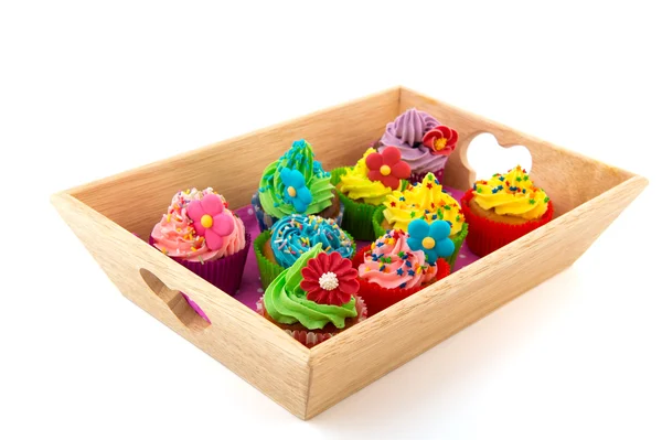 Coloridos cupcakes en bandeja de madera —  Fotos de Stock