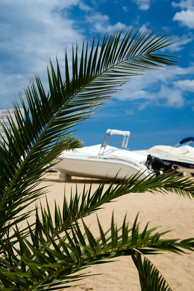 Spansk strand med båtar — Stockfoto