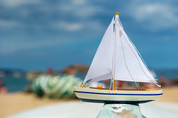 Leksak saill båt på stranden — Stockfoto