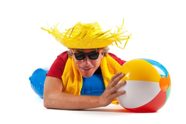 Praia menino com chapéu e brinquedos — Fotografia de Stock