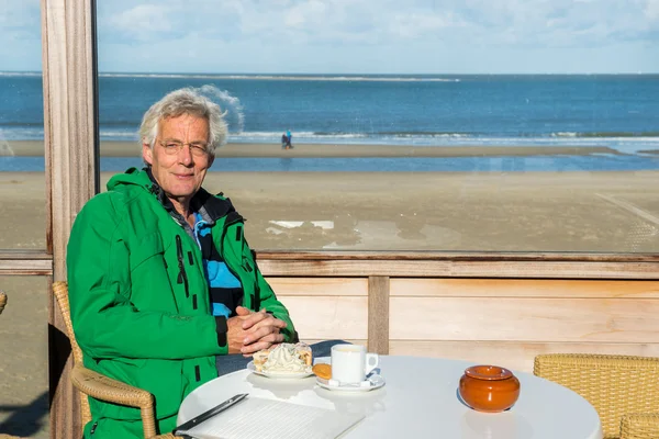 Drinking coffee at the beach — Stock Photo, Image