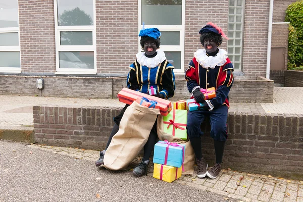 Holenderskie czarne petes z prezentami — Zdjęcie stockowe