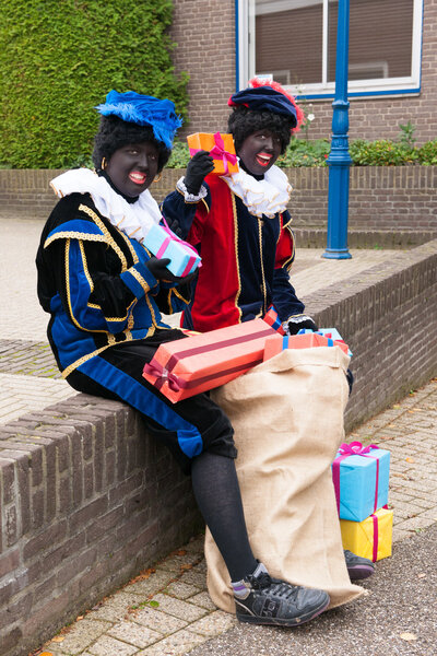 Голландский черный Пит на открытом воздухе
