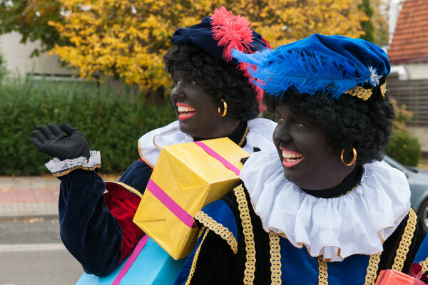 Black Petes на открытом воздухе с подарками
