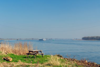 Hollandalı Nehri yakınında piknik masası