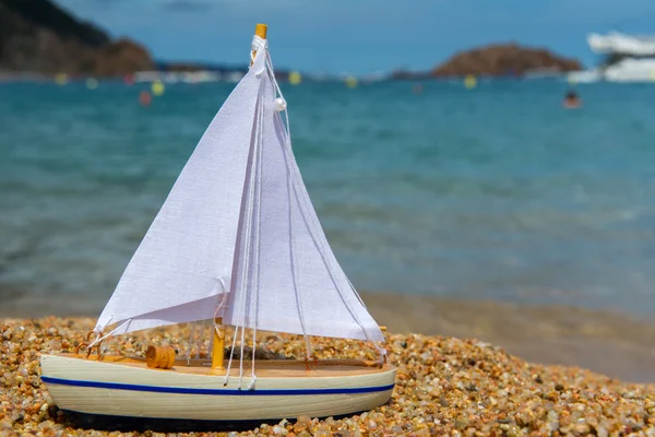 Zabawka saill łodzi na plaży — Zdjęcie stockowe