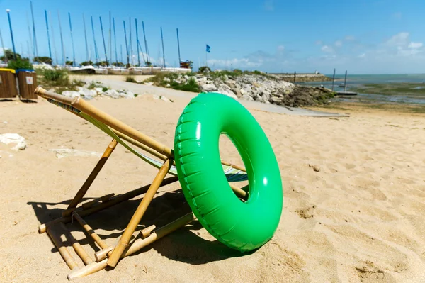 Cadeira de praia vazia com brinquedos — Fotografia de Stock