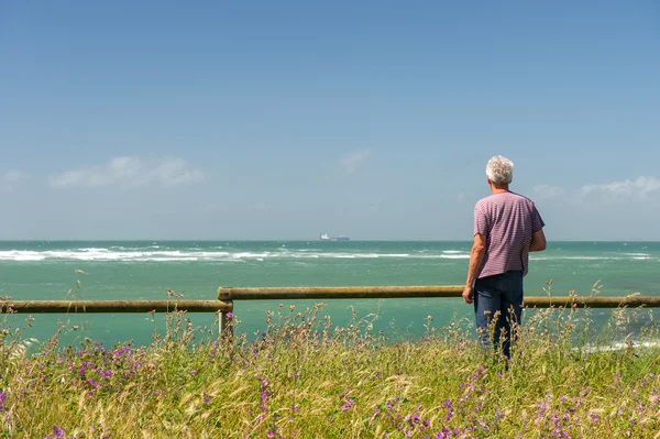 Man looking at the sea — Stock Photo, Image