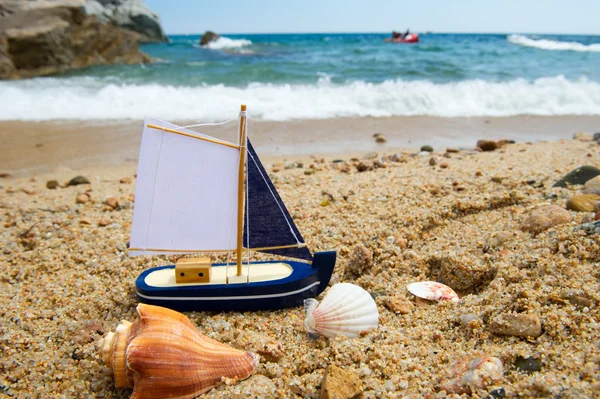 Іграшковий човен на пляжі — стокове фото