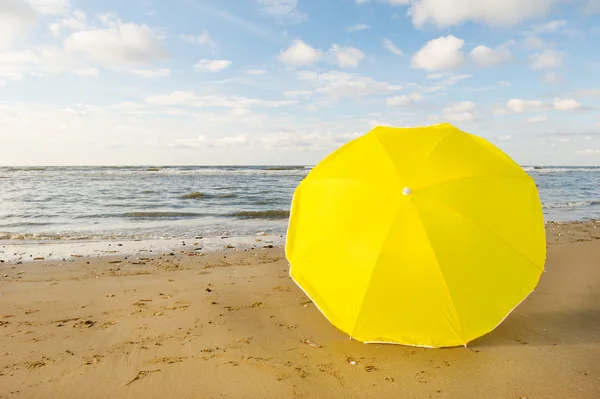 Sonnenschirm am Strand der Normandie — Stockfoto