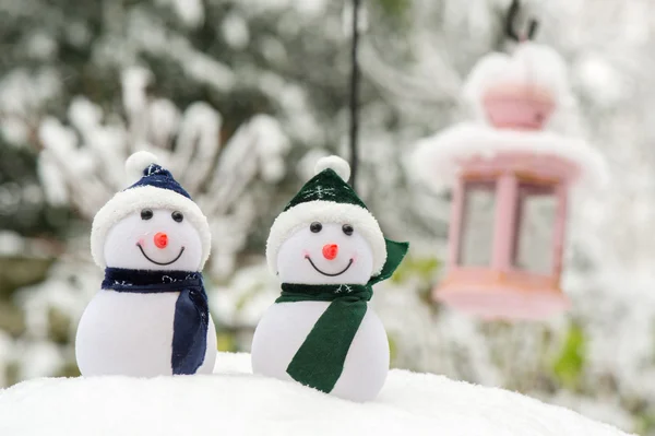 Dos muñecos de nieve al aire libre — Foto de Stock