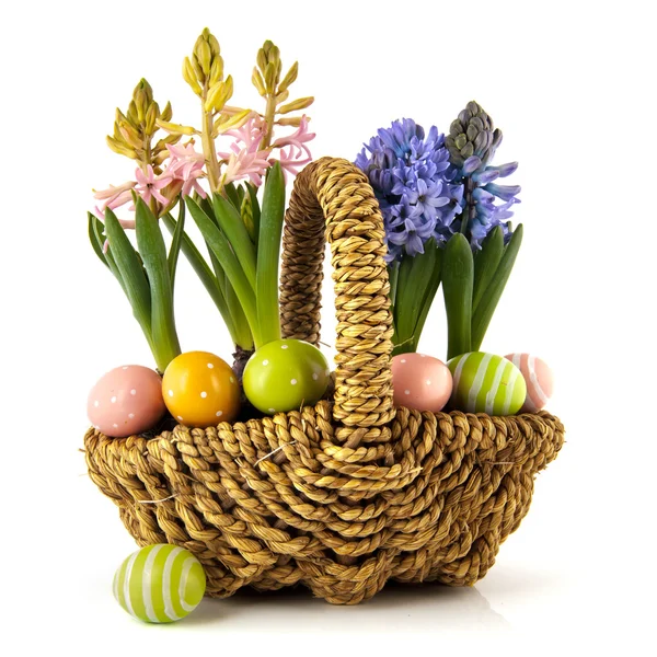 Koš jarní květiny s velikonoční vajíčka — Stock fotografie