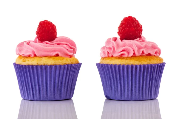 분홍색 buttercream와 과일 컵 케이크 — 스톡 사진