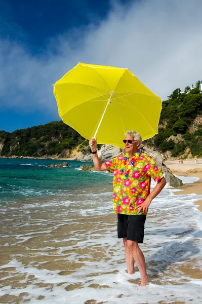 Homem sênior desfrutando na praia — Fotografia de Stock