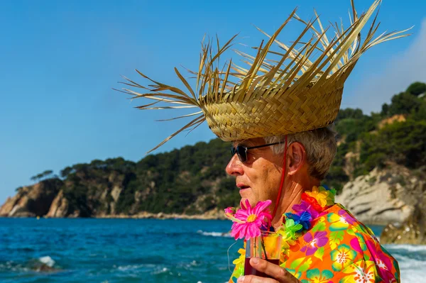 Anziano con cocktail drink in spiaggia — Foto Stock