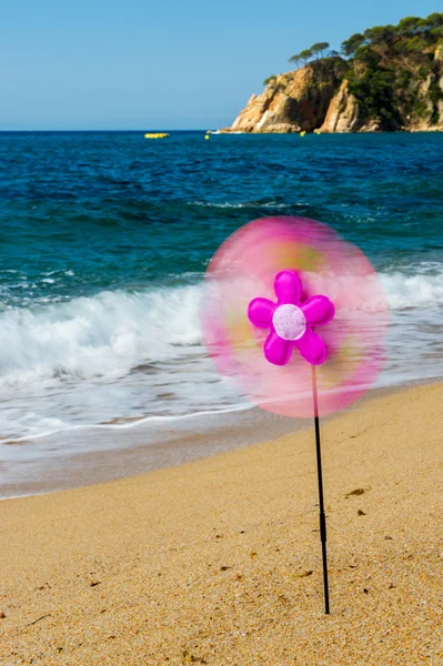 Moinho de vento de brinquedo na praia — Fotografia de Stock