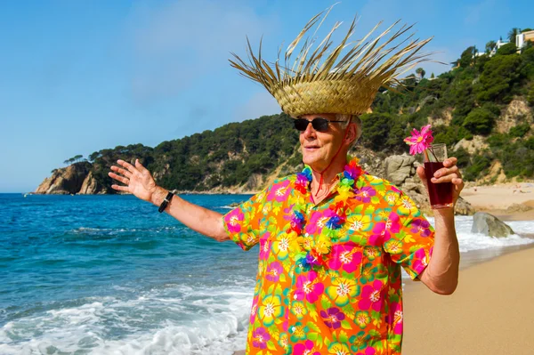 Homem sênior com bebida na praia — Fotografia de Stock