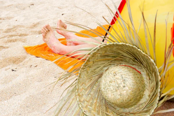 Παραλία σκηνή με ψάθινο καπέλο — Φωτογραφία Αρχείου