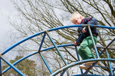 playgarden içinde oynayan çocuk