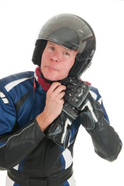 portre motor motosiklet kaskı üzerinde koyarak
