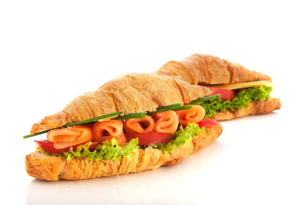 Croissant con formaggio, salmone e verdure — Foto Stock