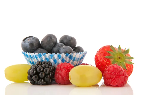 Frutas frescas isoladas sobre fundo branco — Fotografia de Stock