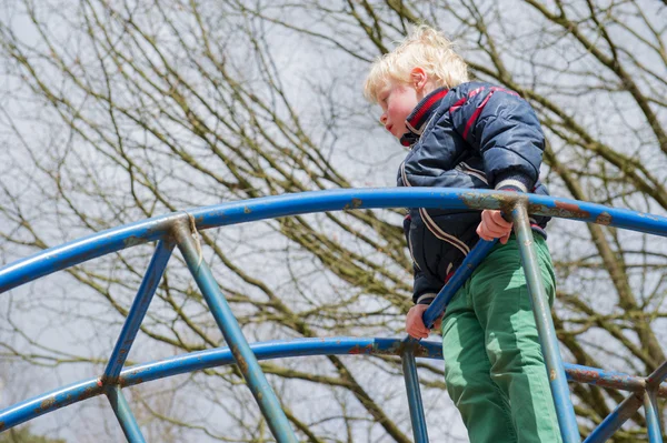 Kind spielt im Garten — Stockfoto