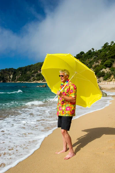 Älterer Mann genießt am Strand — Stockfoto