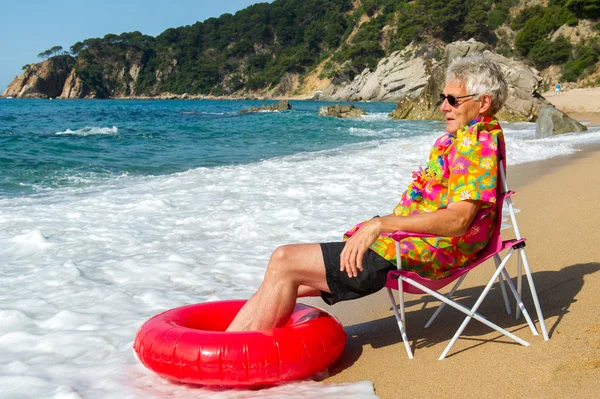 Äldre man njuter på stranden — Stockfoto