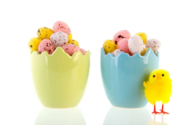 Knäckta ägg full små ägg — Stockfoto