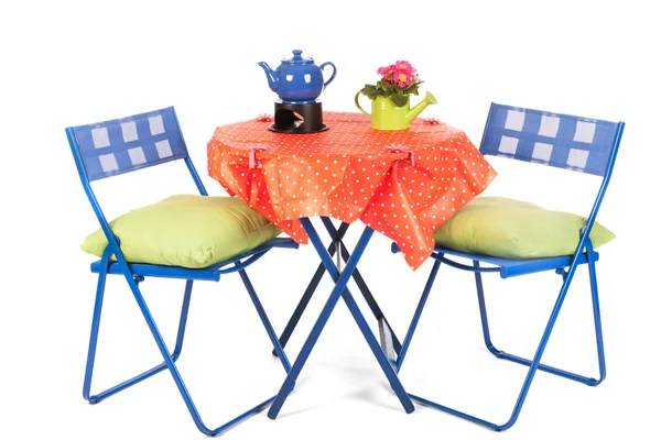 Blauwe meubels met thee en bloemen — Stockfoto