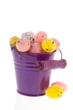 Paskalya yumurtaları ile kova