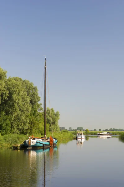 Barche olandesi sul fiume — Foto Stock