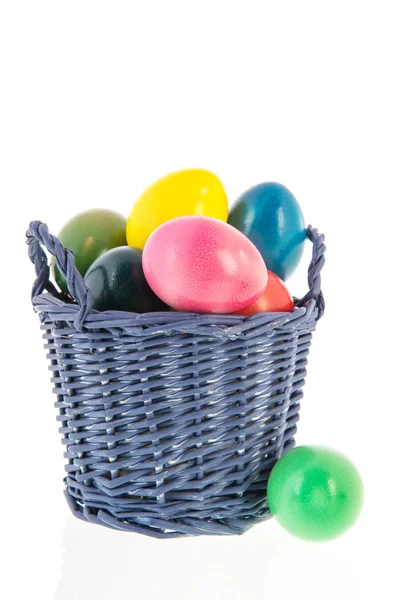 Oeufs de Pâques peints colorés dans le panier — Photo